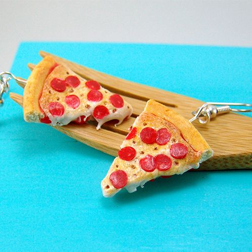 https://hips.hearstapps.com/bestproducts/assets/17/09/pizza-earrings.jpg