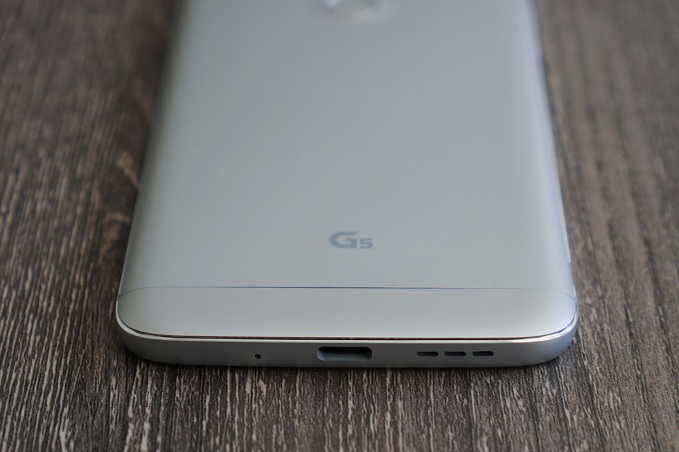 LG G5 bottom