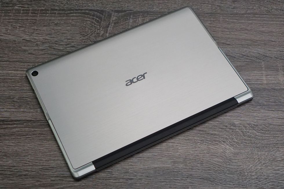 Acer Switch Alpha 12 tablet back