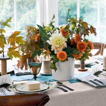 Serveware, Dishware, Bouquet, Tablecloth, Flower, Room, Centrepiece, Table, Interior design, Petal, 