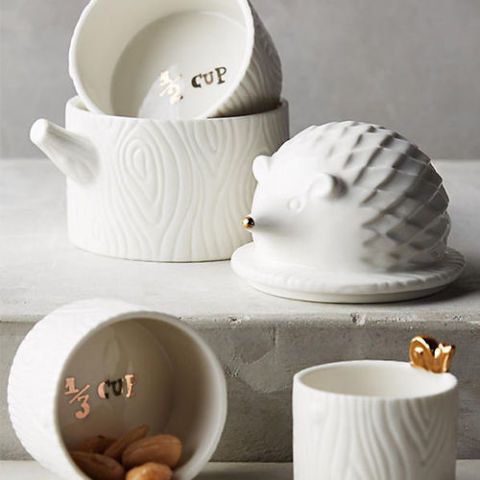 https://hips.hearstapps.com/bpc.h-cdn.co/assets/17/20/480x480/square-1494969355-anthropologie-hedgehog-measuring-cups.jpg?resize=980:*