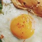 Fried egg, Food, Egg yolk, Meal, Ingredient, Dish, Egg white, Breakfast, Cuisine, Fast food, 