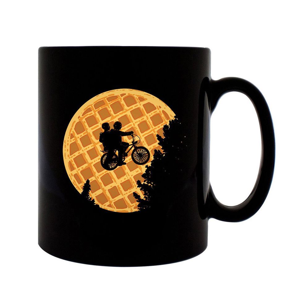 https://hips.hearstapps.com/bpc.h-cdn.co/assets/17/34/stranger-things-waffle-mug.jpg?crop=1xw:1.0xh;center,top&resize=980:*