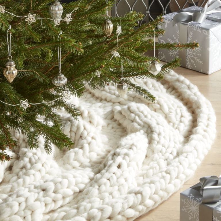 10 Best Christmas Tree Skirts for 2018 Elegant White, Gold & Red Tree