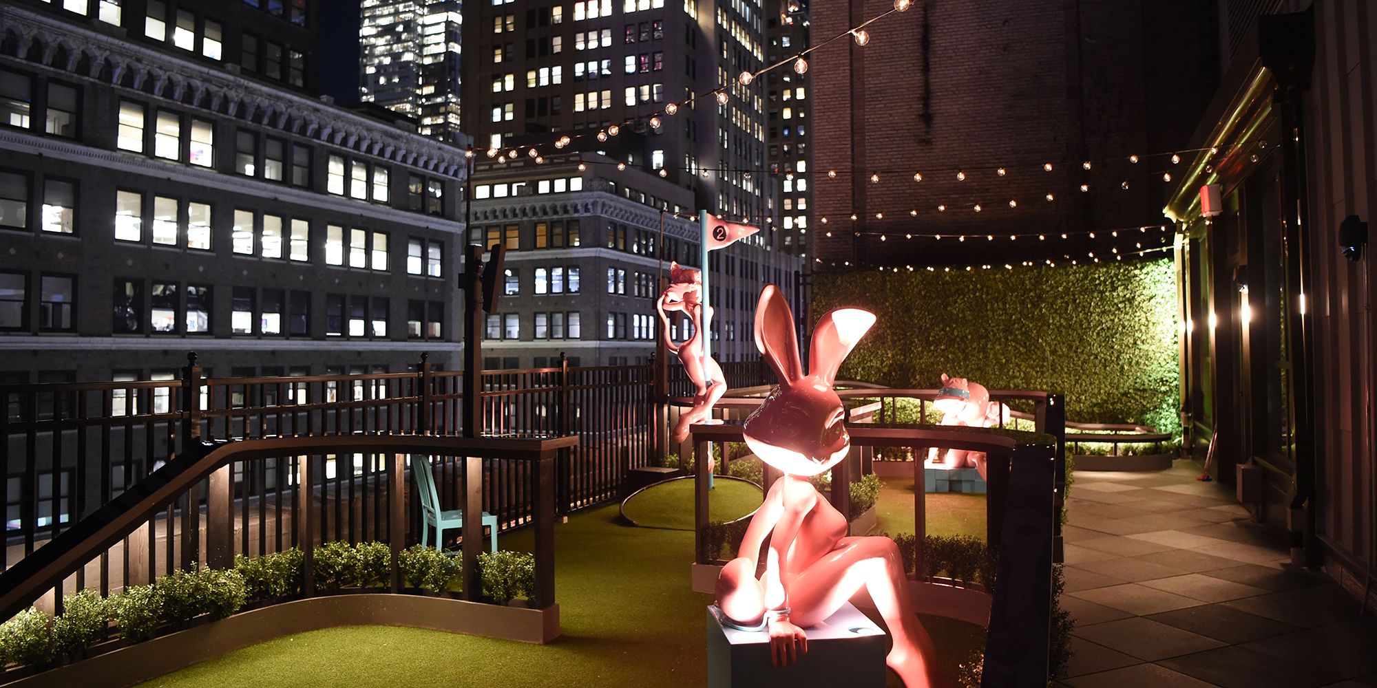 Magic Hour Rooftop Bar Nyc Review What To Expect At Moxy Hotel S New Rooftop Bar