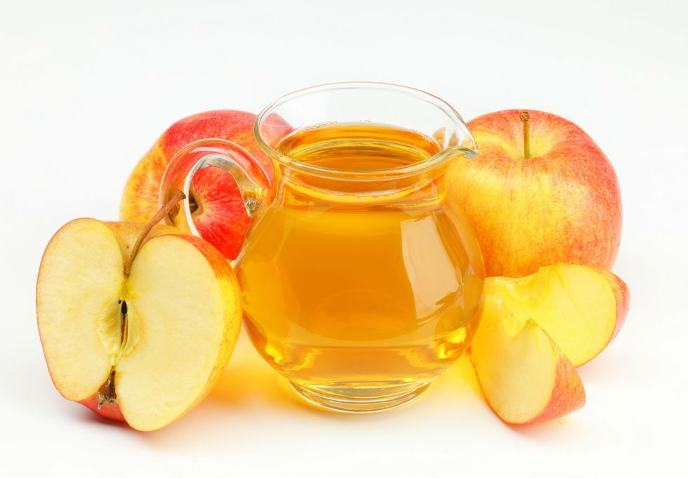 Apple cider vinegar, Food, Juice, Fruit, Apple juice, Apple, Drink, Non-alcoholic beverage, Ingredient, Plant, 
