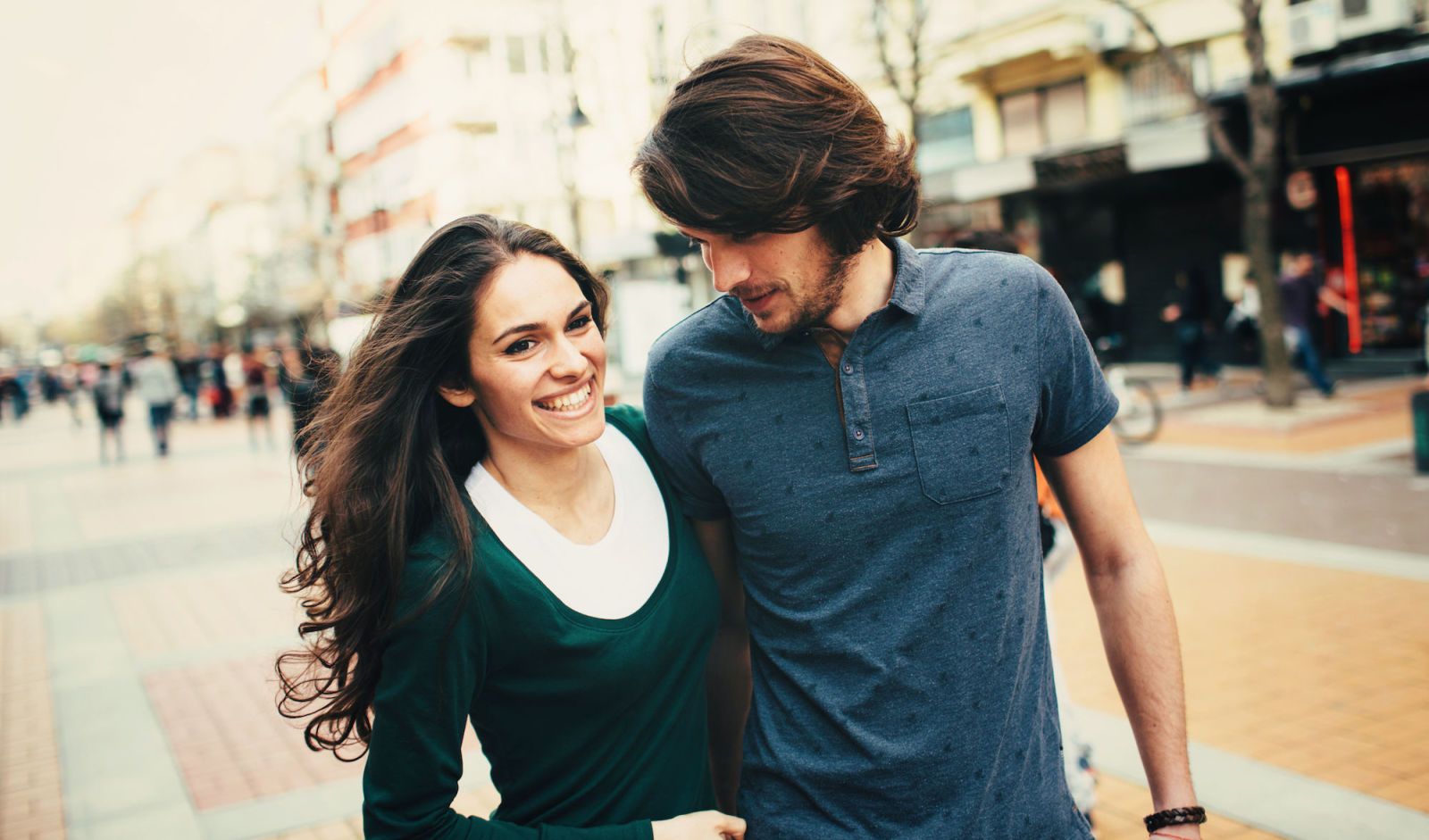 Dating online si dovrebbe baciare al primo appuntamento app di dating mobile per Android