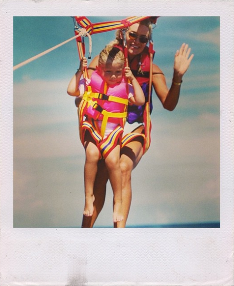 Gigi Hadid  da bambina fa parasailing con la mamma