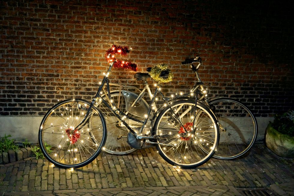 Usa le luci di Natale per illuminare la tua bici. Ti basta solo una batteria portatile