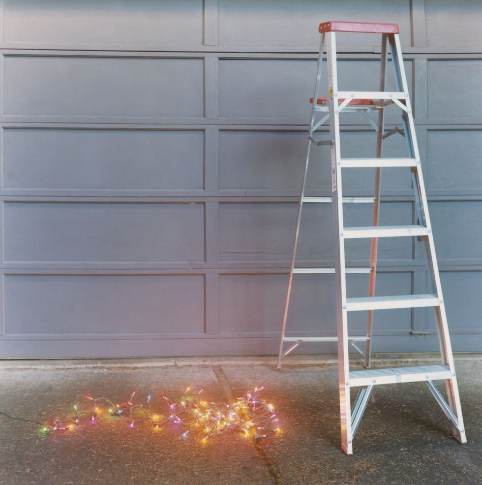 Con una scala puoi realizzare un albero di Natale industrial-chic. Comincia dalle luci di Natale