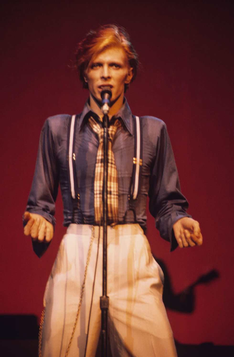 NEW YORK - OCTOBER 01 : Singer David Bowie performs on stage at the Radio City Music Hall in New York City during the Philly Dogs tour in October 1974. (Photo by Steve Morley/Redferns)