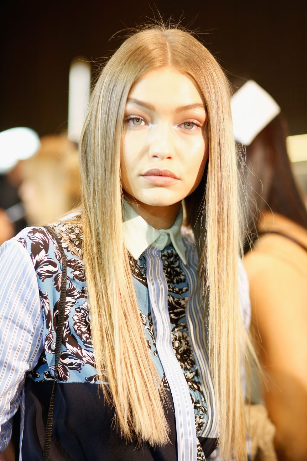 Gigi Hadid per Versace con i capelli lisci per le Tendenze moda primavera estate 2017 per capelli e make up 