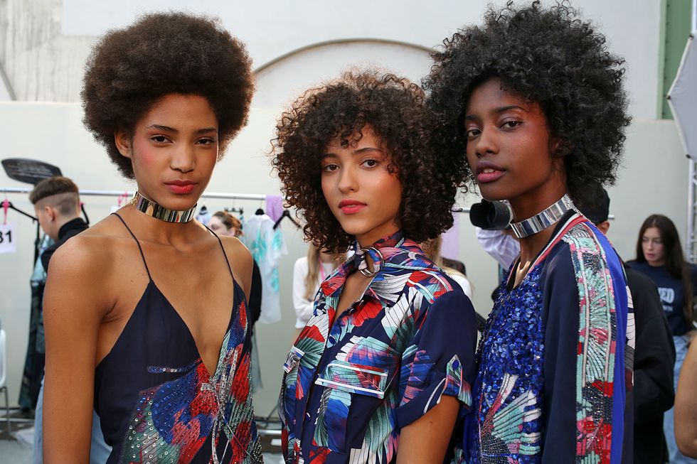 Tre modelle con i capelli ricci per le Tendenze moda primavera estate 2017 per capelli e make up