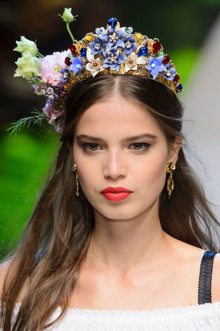 Modella con la corona di fiori per le Tendenze moda primavera estate 2017 per capelli e make up 