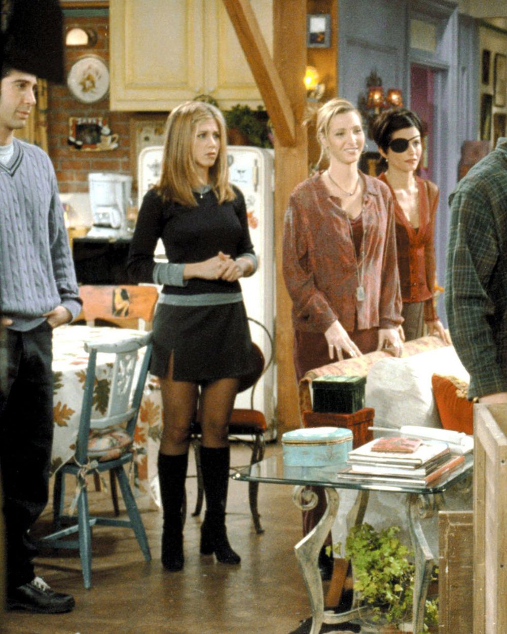 Jennifer Aniston indossa stivali neri come quelli di Rachel Jennifer Aniston indossa stivali neri come quelli di Rachel
