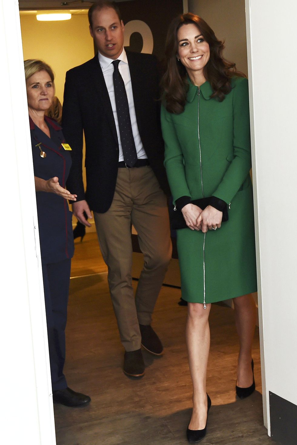 <p>Per la visita all'ospedale Thomas di Londra con William, Kate indossa un cappotto verde con zip e pumps nere</p>