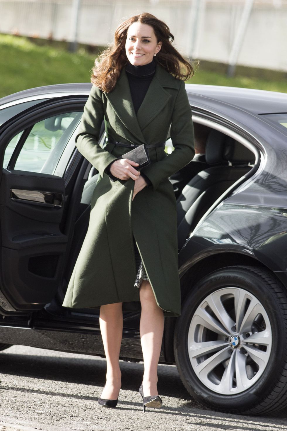 <p>Per la visita ad Edimburgo, Kate indossa un dolcevita nero ed un cappotto verde con cintura in vita</p>