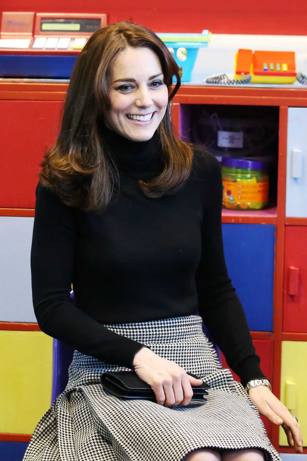 <p>In versione scozzese, Kate per la visita al&nbsp;St. Catherine's School ha indossato il dolcevita  nero ed una gonna a kilt . Scarpe e borse entrambe nere.</p>