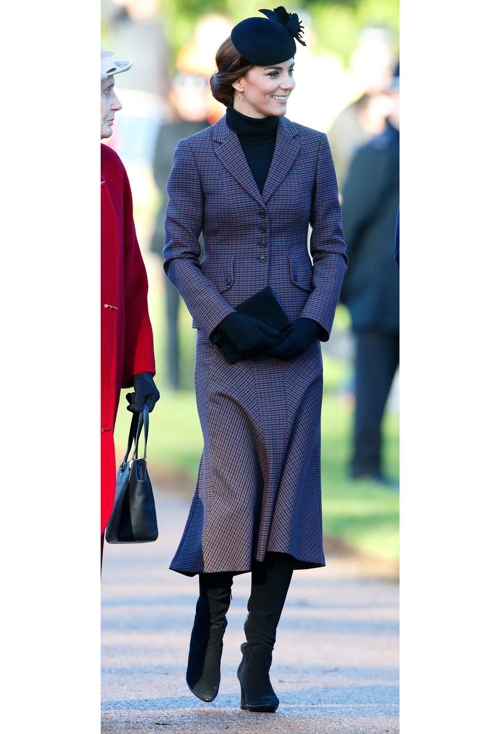 <p>Anche le duchesse riciclano e brava Kate che in questo caso ha indossato due volte il completo di &nbsp;Michael Kors ma questa volta abbinandolo a degli stilavi ed ha un simpatico cappellino . </p>