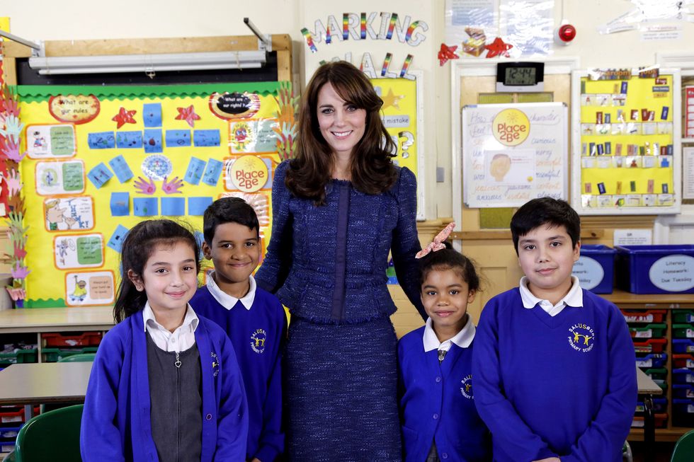<p>Con i piccoli scolari Kate indossa un completo blu, è uno dei colori preferiti dalla duchessa ed anche dell'anello di fidanzamento ( che apparteneva a Lady Diana )che William ha regalato a Kate.&nbsp;</p>