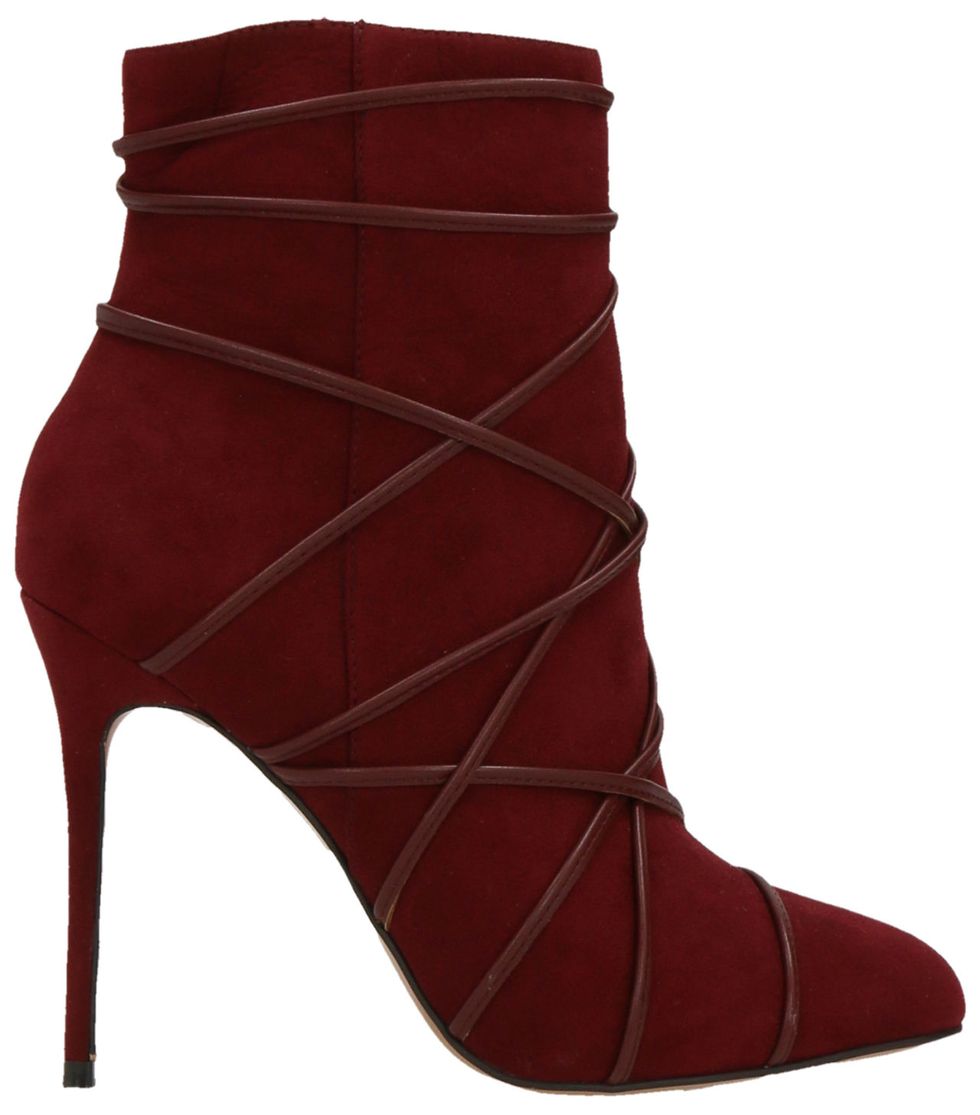 <p>Bordeaux in suede con intrecci strategici: cosa si può volere di più? Di&nbsp;<strong data-redactor-tag="strong" data-verified="redactor">Primadonna COLLECTION</strong></p>