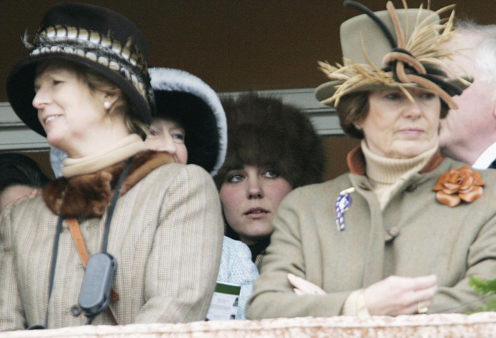 <p>Con il colbacco alle corse dei cavalli. I suoi cappellini di lì a poco sarebbero diventati più famosi di quelli della Regina.</p>