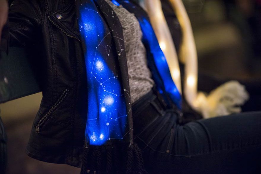 Se sei una fissata con la scienza e l'astronomia ecco Illumiscarf, la sciarpa a lampadine led con le costellazioni, ideata da Holly Renee, fashion designer cresciuta in una famiglia di ricercatori e ingegneri