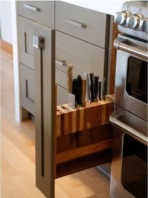 <p>Per sistemare i coltelli affilati, puoi sfruttare il cassetto carrello più stretto della tua cucina. Così sono sempre a portata di mano.</p>