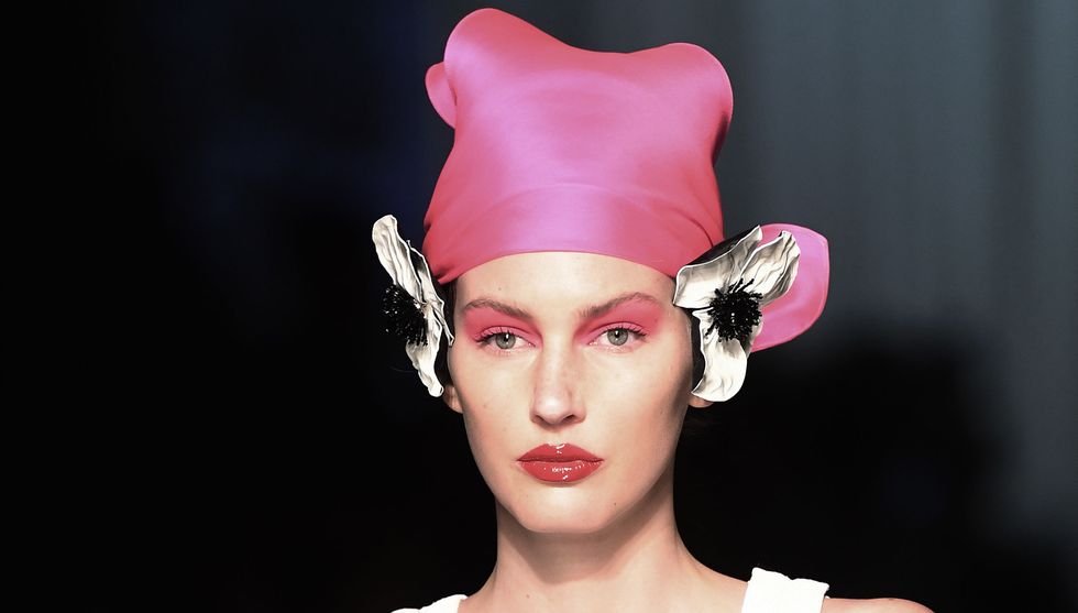<p>Il rosa shock sulle palpebre riprende il colore intenso del foulard. Le labbra&nbsp;sono di una tonalità di rosso perfettamente in armonia con l'ombretto.&nbsp;</p>