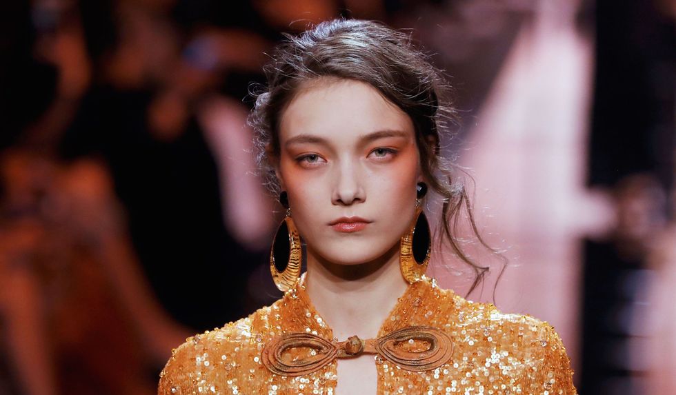 <p>L'idea della sfilata di Giorgio Armani Privè è truccare usando gli stessi toni dell'abito: l'arancione colora guance, zigomi, occhi e anche le labbra sono in pendant. </p>