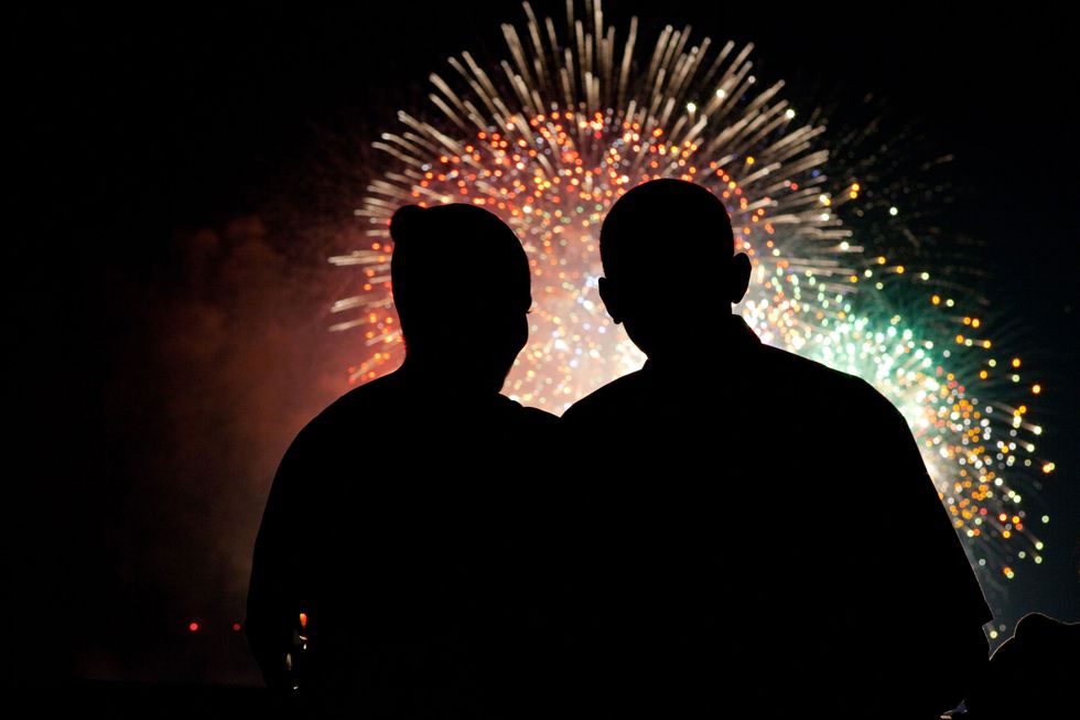 <p>In questa foto scattata dalla Casa Bianca Michelle e Barack Obama guardano i fuochi d'artificio per i festeggiamenti del 4 luglio. 4 luglio, 2009.</p>