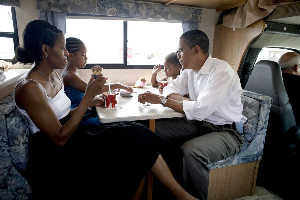 <p>Gli Obama giocano a carte durante il viaggio per la campagna presidenziale che li portava da&nbsp;Oskaloosa a Pella, Iowa, 4 luglio 2007. <br></p>