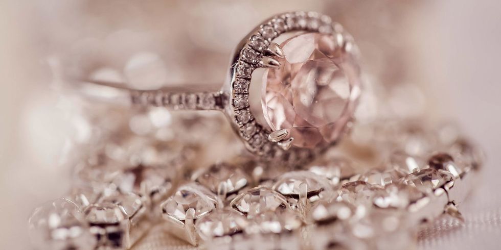 <p>Non importa che siano diamanti, anche il più semplice dei gioielli sarà prezioso per la vostra innamorata, perché il significato va oltre il valore. Ma se poi volete optare per i diamanti...</p>