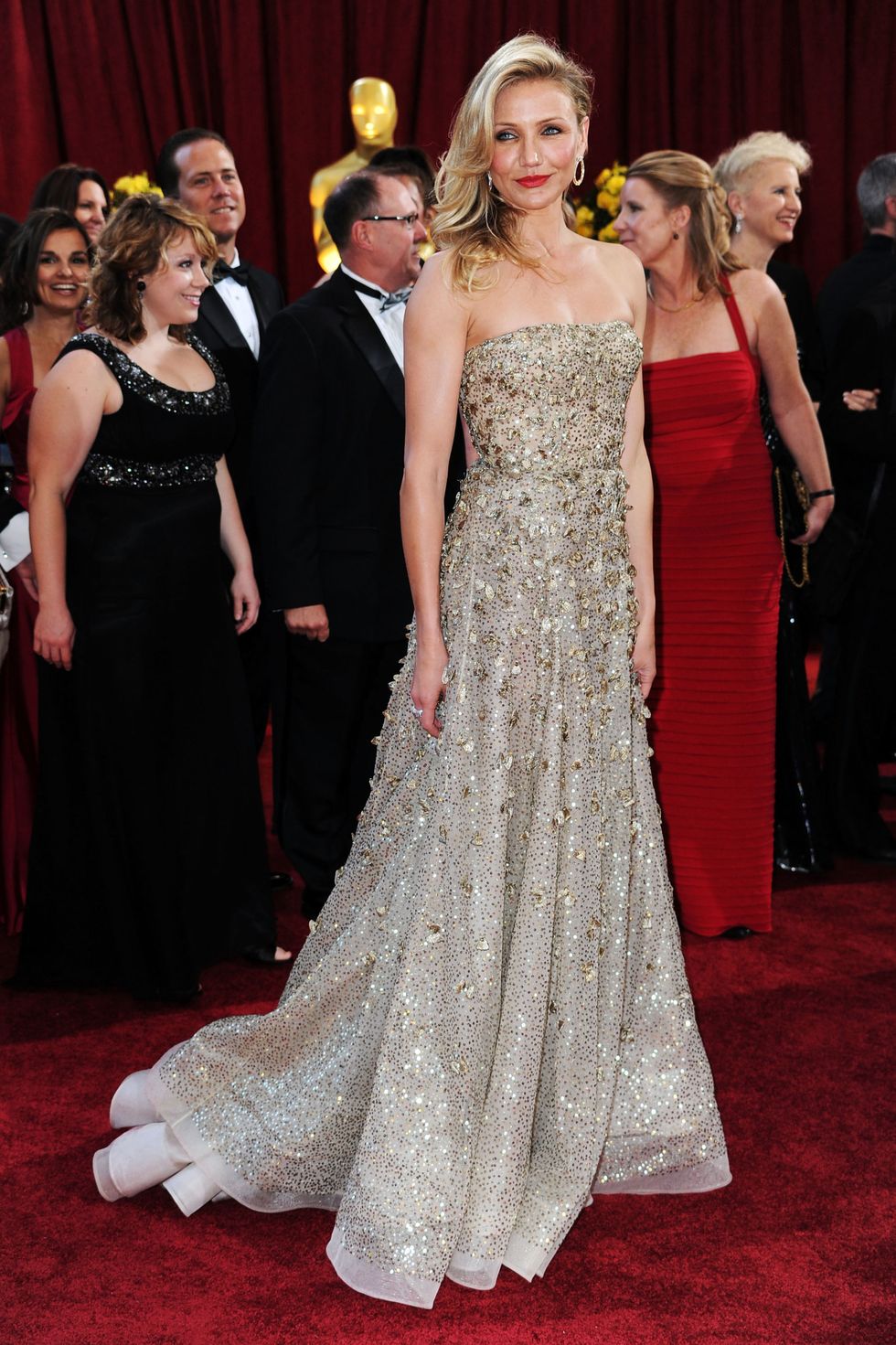 Red carpet, Carpet, Gown, Dress, Flooring, Clothing, Premiere, Shoulder, Fashion, Event, 