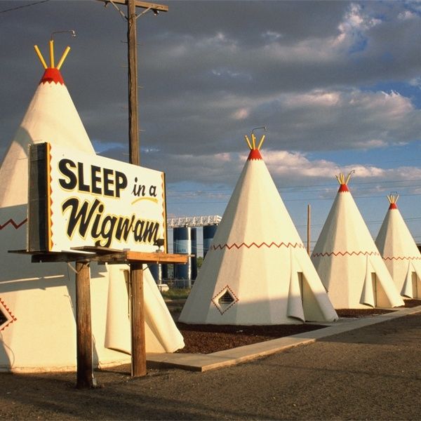 <p>Sulla Route 66, all'altezza di San Diego,&nbsp;<a href="http://www.sleepinawigwam.com/index.html">The Wigwam Motel</a> ti fa dormire in casette a forma di tepee indiano, disegnati da Frank Redford. Ognuna ha un letto singolo o doppio, un bagno, l'aria condizionata e la TV via cavo: essenziali ma caratteristiche!</p>