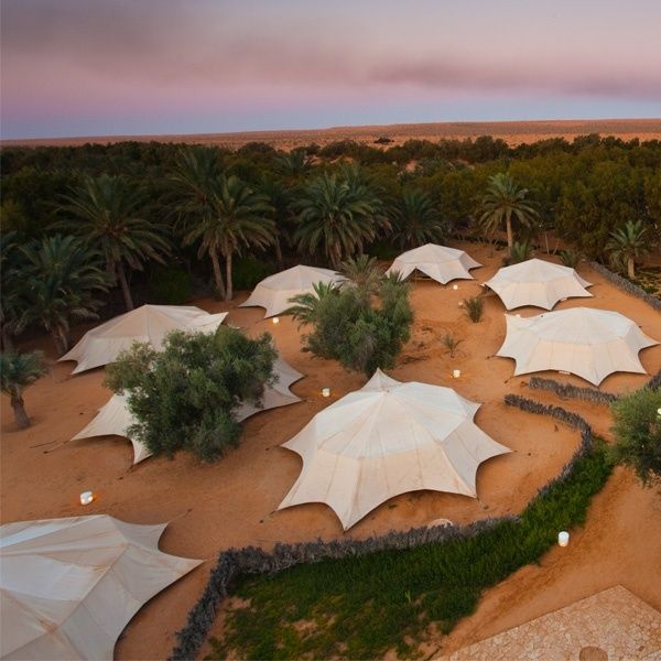 <p>Un'oasi per il glamping nel deserto del Sahara: incredibile ma vero!&nbsp;Il&nbsp;<a fascinating="" overhead="" view="" of="" the="" campsite="" oasis="" at="" ###a="" href="http://www.yadis.com/en.154.campement-ksar-ghilane.html" data-tracking-id="recirc-text-link" target="_blank">Camp Yadis Ksar Guilane</a>&nbsp;si trova in Tunisia ed&nbsp;è un piccolo accampamento di tende di stralusso, con letto, bagno, aria condizionata e riscaldamento (spesso le notti nel deserto sono gelide!). Tra una passeggiata a dorso di cammello e un tè nel deserto puoi anche fare un tuffo in piscina!&nbsp;<br></p>