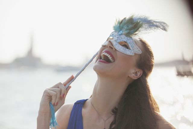 Una ragazza con la maschera al carnevale di Venezia
