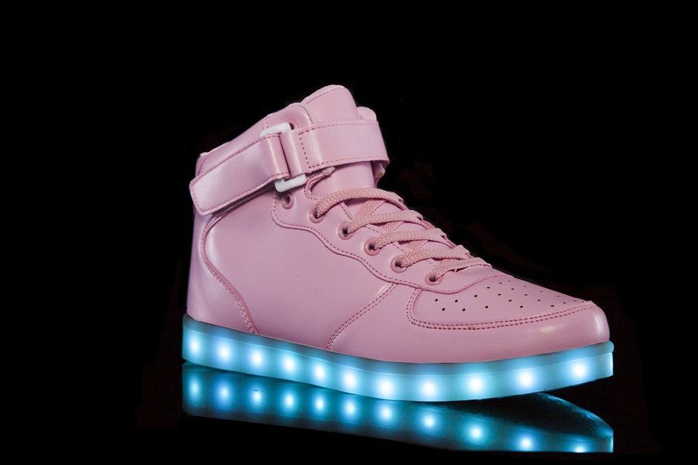 Se hai visto almeno 1000 volte lo spot della Tim, muori dalla voglia di imparare quella coreografia fighissima, non ti resta che avere un paio di scarpe a LED  per completare il quadro: pronta?