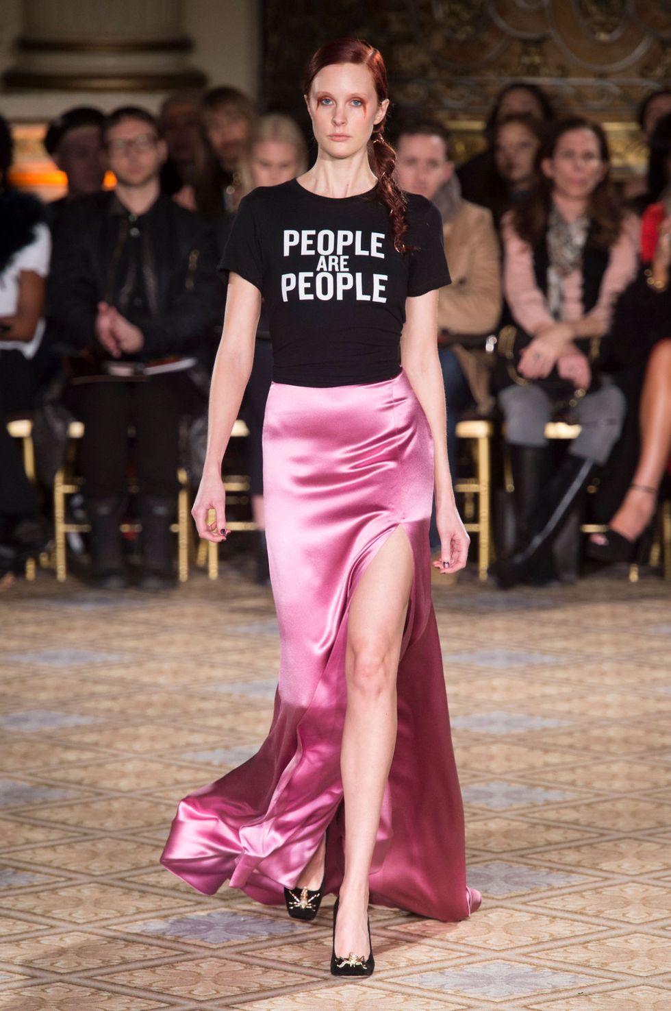 Maria Grazia Chiuri da Dior ha dato il via al trend delle t-shirt personalizzate con frasi e messaggi speciali, e la New York Fashion Week segue a ruota anche per il prossimo autunno inverno 2017 2018