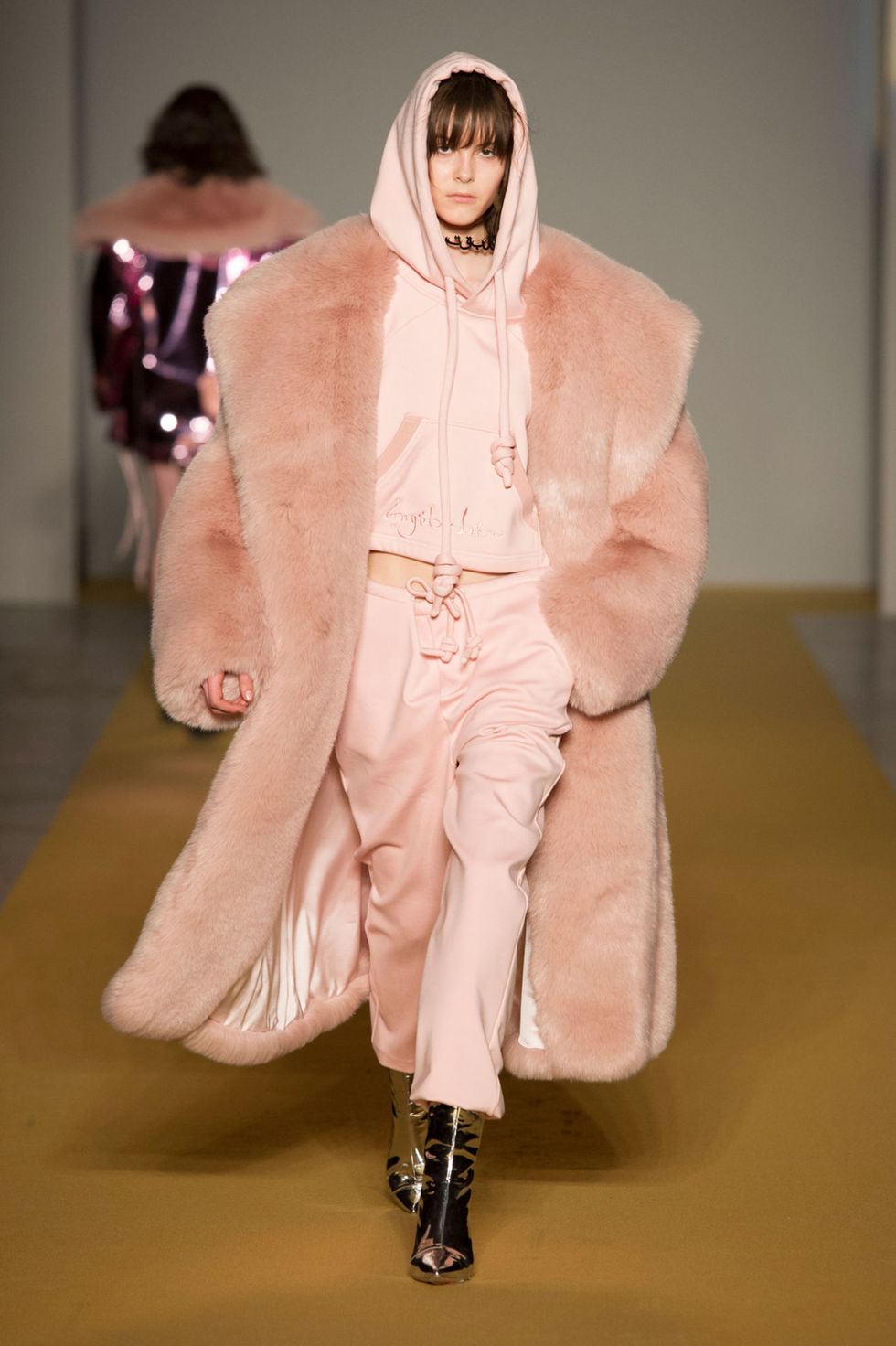 Sulle passerelle della Milano Fashion Week spunta la strana coppia: le pellicce ecologiche indossate con le felpe, con e senza cappuccio.