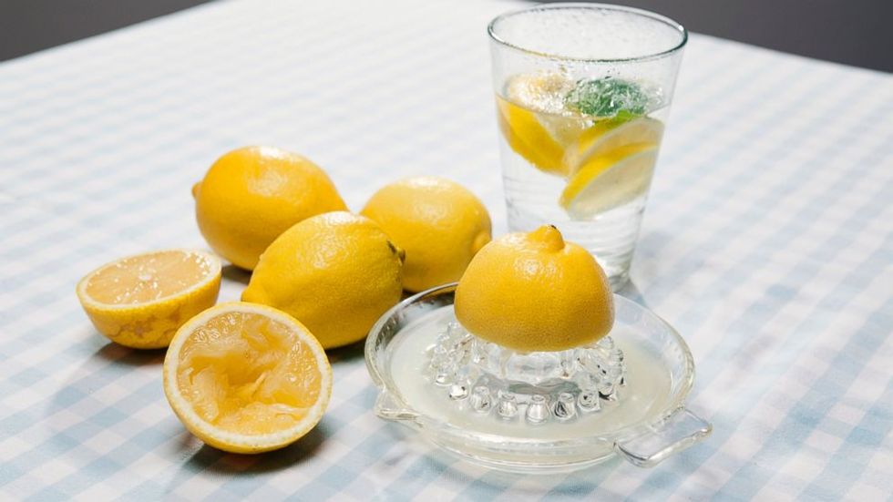 Citrus, Ingredient, Food, Fruit, Lemon, Tableware, Meyer lemon, Drink, Citric acid, Produce, 
