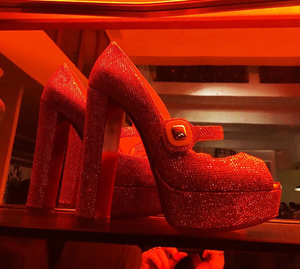 Presentazione Louboutin alla Milano Fashion Week scarpe rosse con tacco anni '60