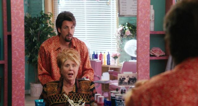 Adam Sandler in una scena del film Zohan - Tutte le donne vengono al pettine