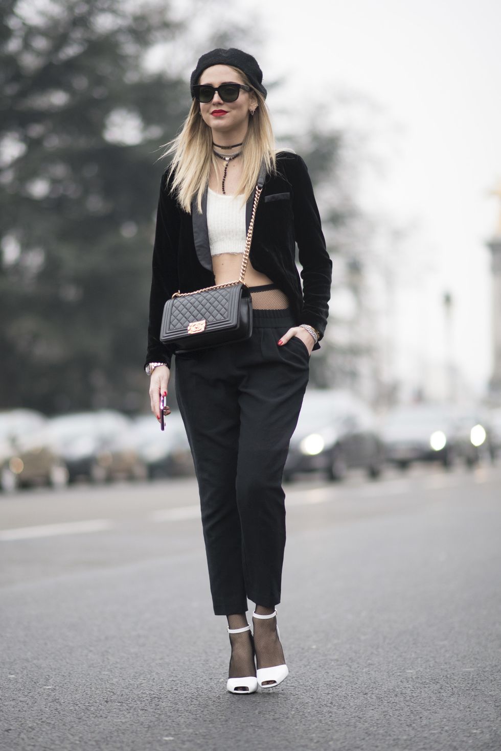 <p>Il 24 gennaio 2017 a Parigi, per la sfilata di Chanel, Chiara Ferragni ha indossato una mise che sarebbe piaciuta molto a Madamoiselle Coco: giacca e pantalone neri, sandali peep toe e top bianco, baschetto francese d'ordinanza e una Chanel 2.55 a tracolla.&nbsp;Et voilà!</p>
