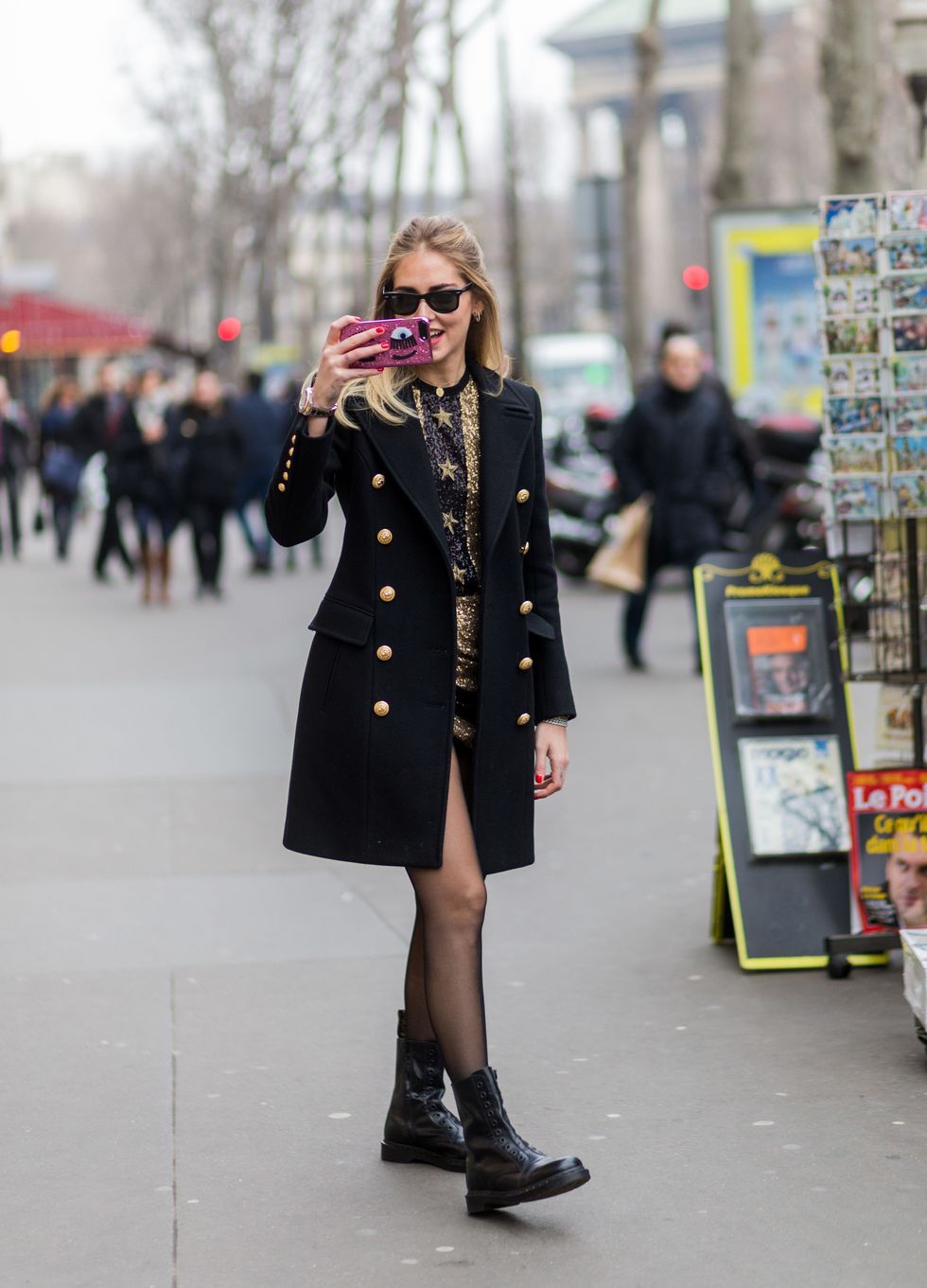 <p>Il 25 gennaio 2017 sempre a Parigi, poco dopo la sfilata di Elie Saab, ecco Chiara Ferragni mentre fotografa un paparazzo: sullo smartphone ha una cover firmata&nbsp;Chiara Ferragni Collection<span class="redactor-invisible-space">, la sua collezione di moda.</span></p>