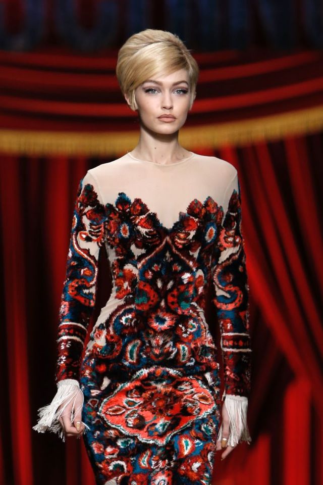 gigi hadid inciampa sfilata moschino 3