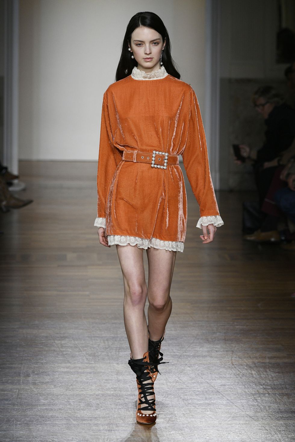 <p>Un arancio zucca perfetto per la moda autunno inverno: un semplice abito con la cintura in vita e non hai bisogno di altro.&nbsp;</p>
