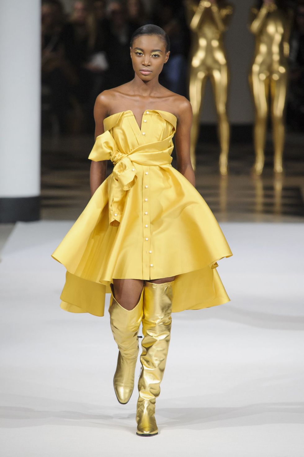 Dalle passerelle della Parigi Fashion Week risplendono solo vestiti eleganti oro, il vero lusso per le tue serate glam: abiti scintillanti, lucenti e riflettenti realizzati in tessuti dorati a 24 carati