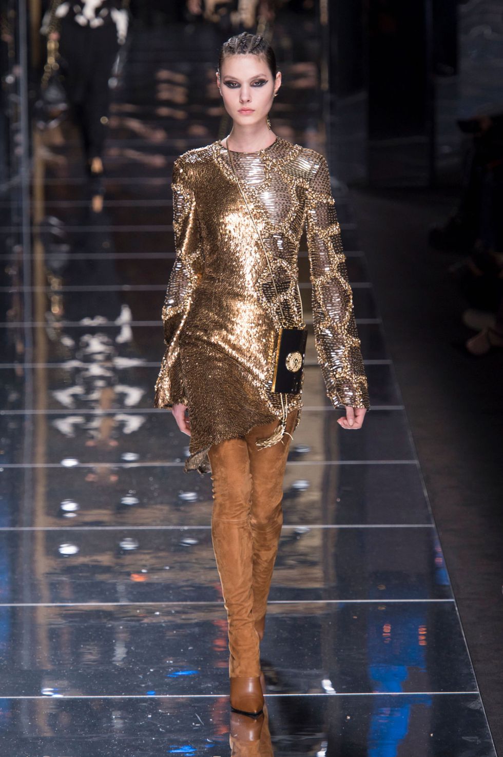 Dalle passerelle della Parigi Fashion Week risplendono solo vestiti eleganti oro, il vero lusso per le tue serate glam: abiti scintillanti, lucenti e riflettenti realizzati in tessuti dorati a 24 carati
