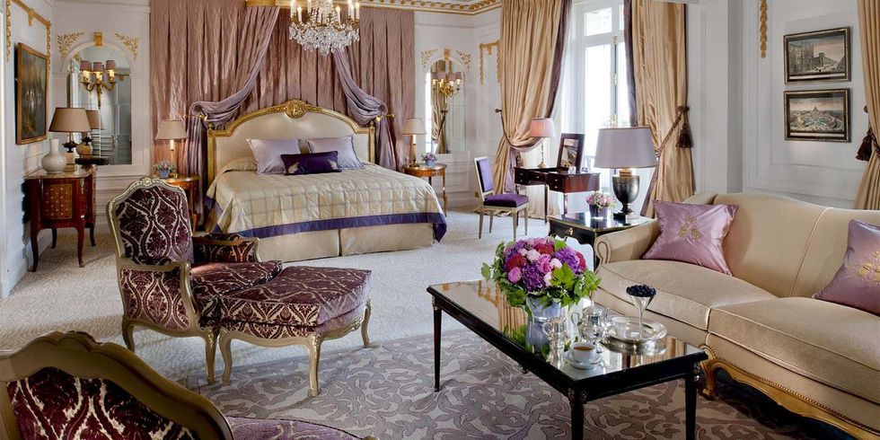 <p>Se sogni di dormire come una regina il posto che fa per te è la Royal Suite dell'<a href="http://www.dorchestercollection.com/en/125/paris-france/hotel-plaza-athenee/room/royal-suite/" target="_blank" embed_count="7">Hôtel Plaza Athénée</a>&nbsp;di Parigi.&nbsp;È ispirata&nbsp;alle atmosfere parigine ed è in perfetto stile decadente, dai mobili d'epoca ai dettagli dorati fino ai tessuti da mille e una notte. Hai 4 camere a disposizione&nbsp;e una vista strepitosa su Avenue Montaigne e i suoi lussureggianti giardini: tutto questo per circa 40.000 euro a notte.&nbsp;Parbleu!</p>